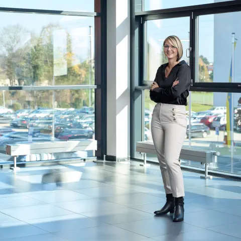 martina hochstöger mit verschränkten, aber entschlossenen armen