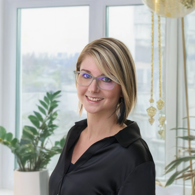 martina höchstöger in einem freundlichen raum lächelt dich an