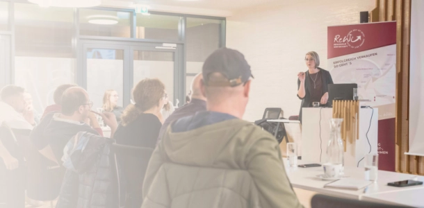 martina hochstöger präsentiert einen vortrag vor vielen personen