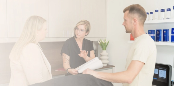 martina hochstöger erklärt kundin im laufe einer beratung