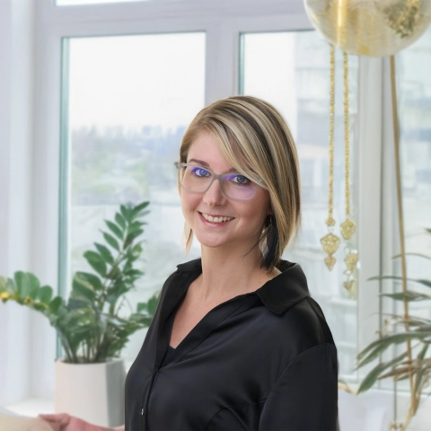 martina höchstöger in einem freundlichen raum lächelt dich an